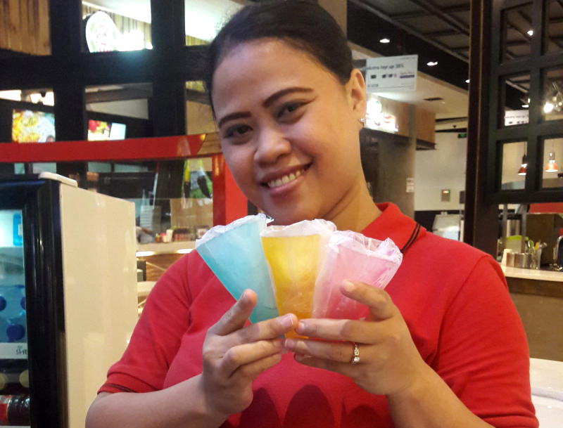 An ice cream parlor attendant holds cones made of seaweed jelly called Ellojello, a product of seaweed-based plastic ware company Evoware, at a shopping mall in Jakarta. (Reuters photo) An ice cream parlor attendant holds cones made of seaweed jelly called Ellojello, a product of seaweed-based plastic ware company Evoware, at a shopping mall in Jakarta. (Reuters photo)