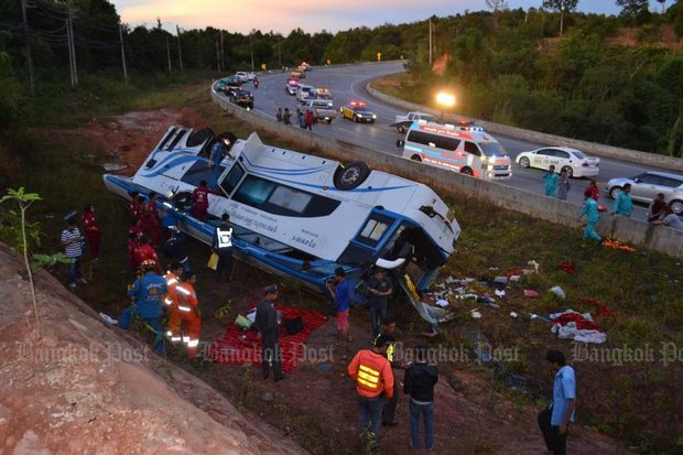 Authorities hope that by banning bus drivers who have been drinking they can prevent fatal accidents like this one that killed one passenger in Phitsanulok last month. (Post Today photo)