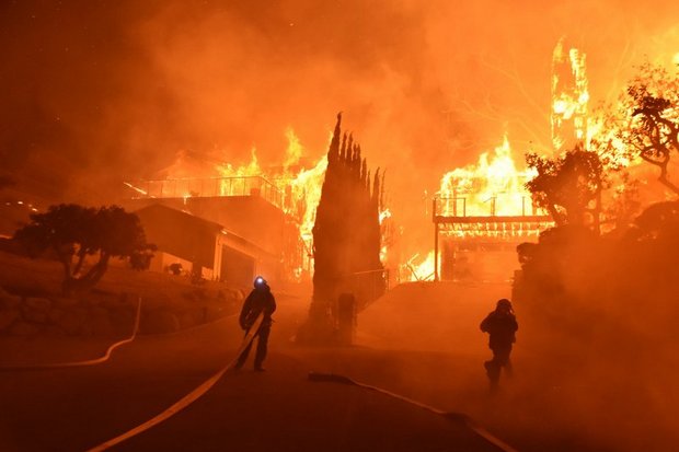 Thousands flee southern California fires