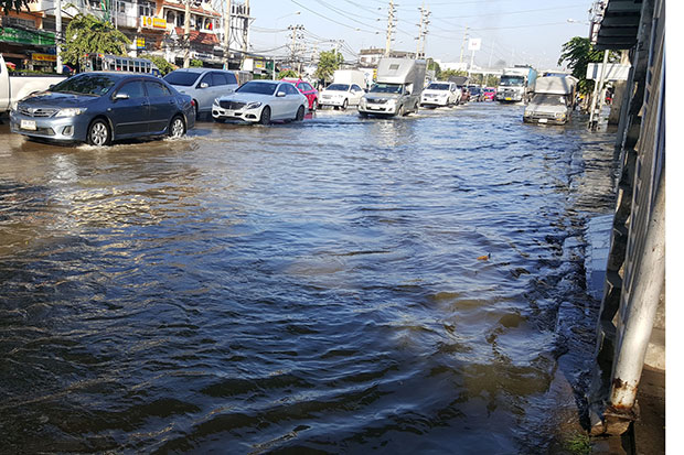 Tidal flooding causes traffic chaos in Samut Prakan