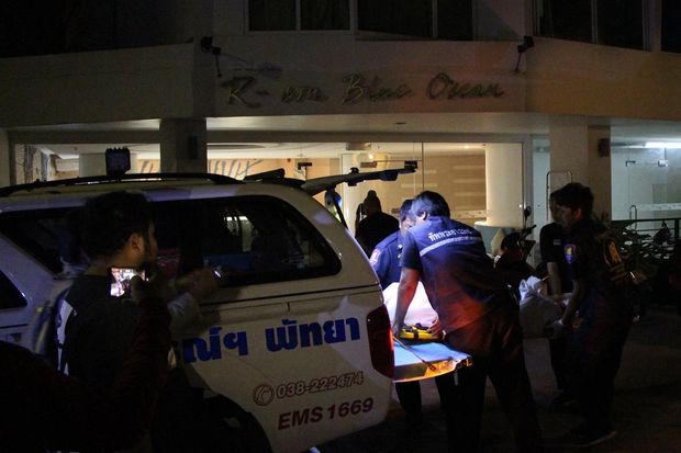 Rescue workers carry the body of an Australian man found dead near a swimming pool at R-Con Blue Ocean Hotel in Pattaya for an autopsy. (Photo supplied by Treenai Jansrichon)