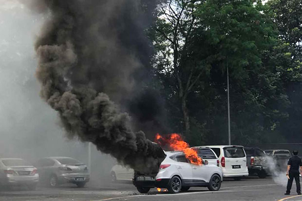 Malaysian car catches fire at Sadao border checkpoint