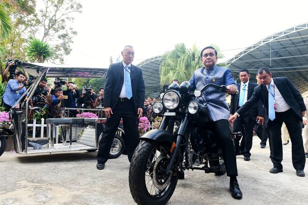 Prime Minister Prayut Chan-o-cha tries his hand on an electric big bike before a mobile cabinet meeting in Sukhothai on Tuesday. The bike was a prototype made by students at Srisatchanalai Industrial and Community Education College in the central province. (Government House photo) Prime Minister Prayut Chan-o-cha tries his hand on an electric big bike before a mobile cabinet meeting in Sukhothai on Tuesday. The bike was a prototype made by students at Srisatchanalai Industrial and Community Education College in the central province. (Government House photo)