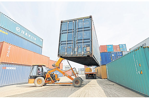 A mobile crane moves a container at the Thar Dry Port in Sanand in the western Indian state of Gujarat. Photo: Reuters