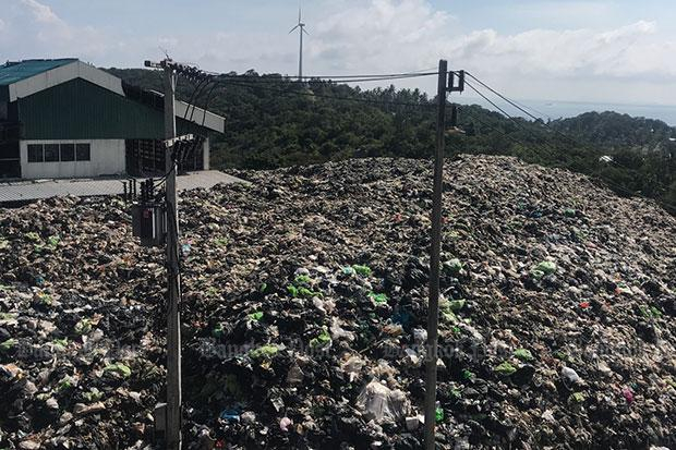 The huge, ever-growing pile of garbage on Koh Tao. (Photo: Supapong Chaolan)