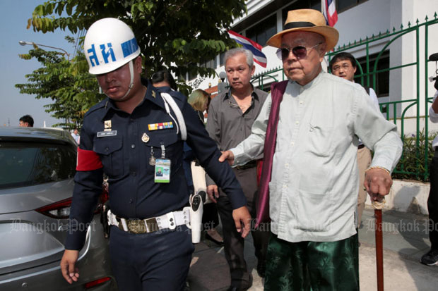 Prosecutors drop lese majeste charges against Sulak