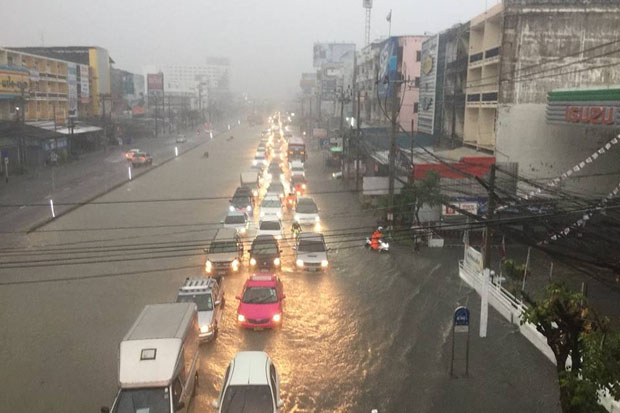 Heavy rain, floods soak Bangkok