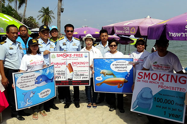 Officials launch a smoking-banned awareness campaign on Hua Hin beach in Prachuap Khiri Khan, where it comes into force on Thursday. (Photo by Chaiwat Satyaem)