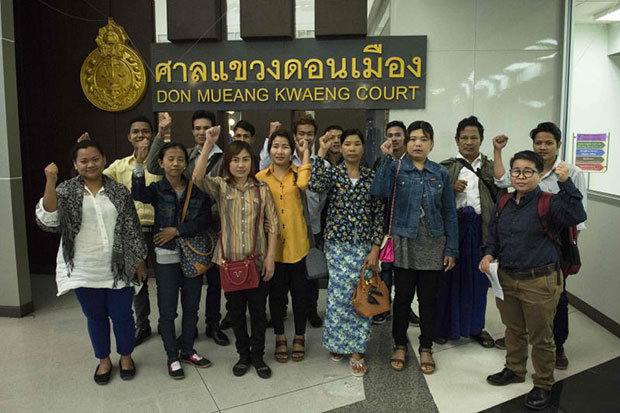 Migrant workers from Myanmar gesture defiantly for the media before entering the Don Muang District Court on Wednesday to face defamation charges by Thammakaset Co chicken farm. (AFP photo) Migrant workers from Myanmar gesture defiantly for the media before entering the Don Muang District Court on Wednesday to face defamation charges by Thammakaset Co chicken farm. (AFP photo)