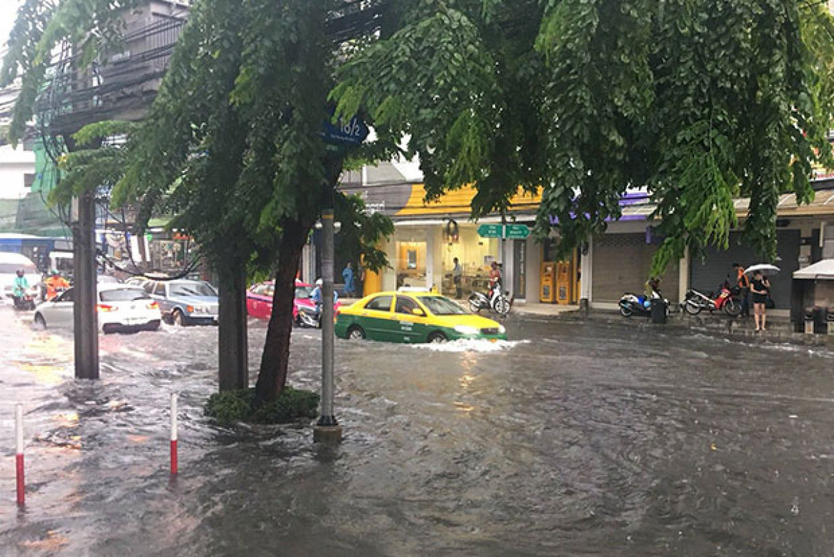Bangkok Post - Storms cause flooding, traffic chaos around Bangkok