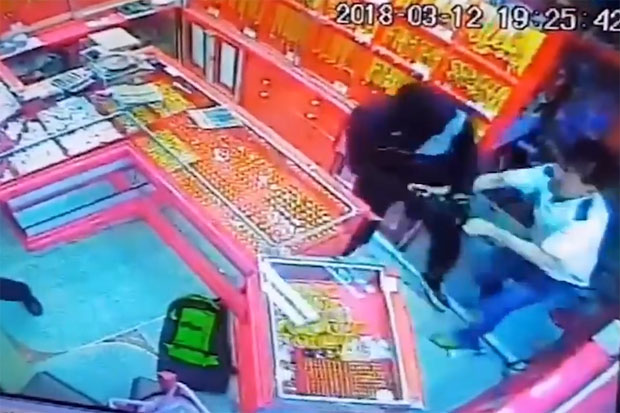 Hunt for a couple who robbed gold shop