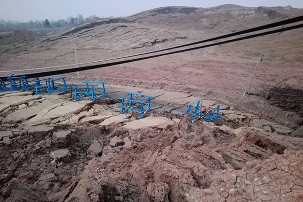 A landslide at a dump site by the open-pit mine in Lampang's Mae Moh district forced the closure of a local road on Sunday. (Photo by Assawin Wongnorkaew) A landslide at a dump site by the open-pit mine in Lampang's Mae Moh district forced the closure of a local road on Sunday. (Photo by Assawin Wongnorkaew)