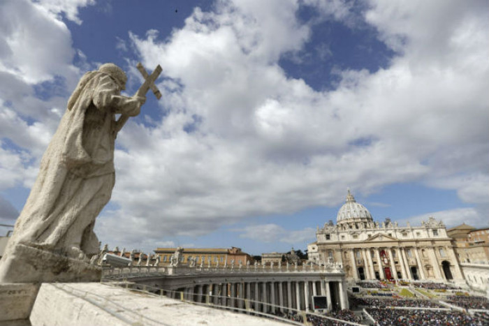 Pope celebrates Easter under sunny sky, tight security