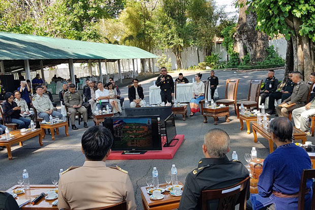 Concerned parties discuss the future of housing built for the regional Appeal Court on Doi Suthep mountain, at the 33rd Military Circle in Chiang Mai on Monday. (Photo by Cheewin Sattha) Concerned parties discuss the future of housing built for the regional Appeal Court on Doi Suthep mountain, at the 33rd Military Circle in Chiang Mai on Monday. (Photo by Cheewin Sattha)