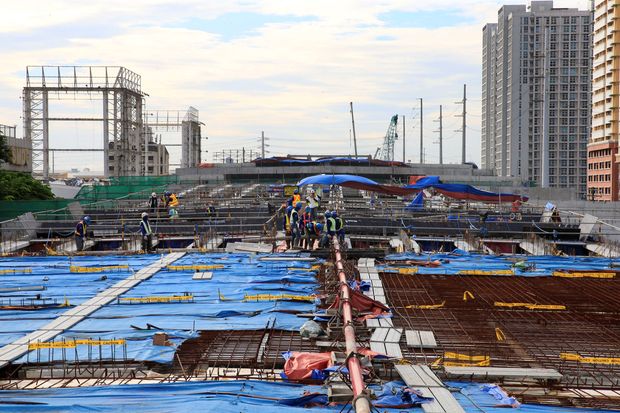 Workers lay out steel bars in constructing the 8-kilometre 4-lane elevated highway along Buendia Avenue in Makati City, Manila, on Aug 3, 2017. (Reuters photo)