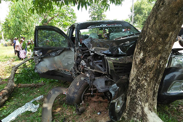 A woman was killed and 9 others, including the driver, were hurt when a pickup truck hit a roadside tree in Nakae district of Nakhon Phanom on Wednesday. (Photo by Pattanapong Sripiachai) A woman was killed and 9 others, including the driver, were hurt when a pickup truck hit a roadside tree in Nakae district of Nakhon Phanom on Wednesday. (Photo by Pattanapong Sripiachai)