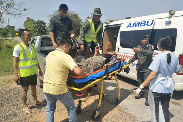 Rescue volunteers send Surasak Promsu, 44, to a local hospital as the villager sustains injuries to his ankle after stepping on a landmine along the border area in Ta Phraya district, Sa Kaeo province while collecting plants in a forest. (Photo by Sawat Ketngam)