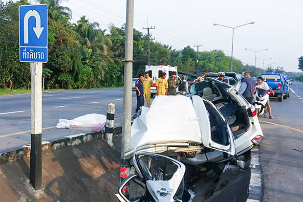 An Isuzu MU7X vehicle landed in a ditch diving a road in Tha Sae district of Chumphon after the driver lost control of the vehicle on Monday morning. Two of the five occupants were killed and three others, including the driver, hurt in the crash.  (Photo by Amnart Thongdee)