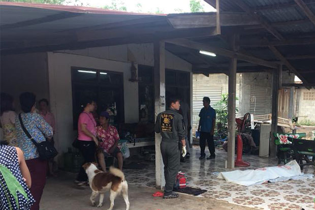 Rescue workers prepare to remove the body of a 29-year-old woman found dead in front of her house in Ubon Ratchathani's Det Udom district on Monday morning. Her British husband, 51, was arrested after allegedly kicking her to death. (Photo taken from Det Udom-based Chee Tum Khor rescue foundation Facebook page)