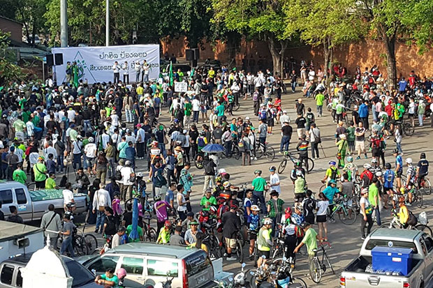 Thousands of people rally in Chiang Mai's old city on Sunday demanding the demolition of houses built for juristic officials in the foothills of Doi Suthep in Mae Rim district. (Photo by Cheewin Sattha)