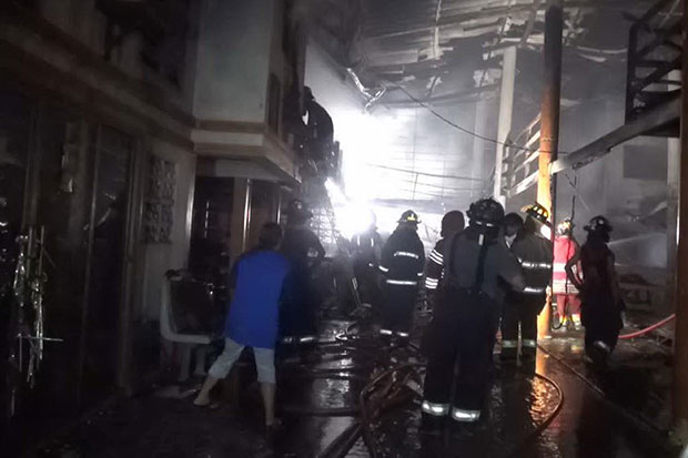 Police on Sunday collect evidence at the facotory of K. Auto Seat in Bang Phli district, Samut Prakan, after it was ravaged by a fire on Saturday night. (Photo by Sutthiwit Chayutworakan)