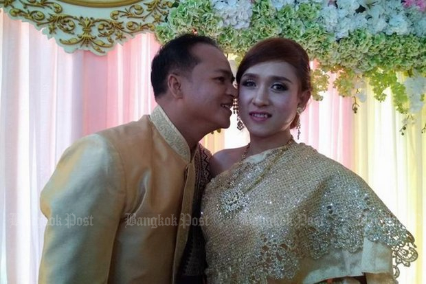 Groom Nathapit Tuntirichai and his bride, transgender Navin Pratumnak staged their own wedding in Phitsanulok on April 21, and invited family and the media. Their ceremony has no legal standing under current Thai law. (Post Today photo) Groom Nathapit Tuntirichai and his bride, transgender Navin Pratumnak staged their own wedding in Phitsanulok on April 21, and invited family and the media. Their ceremony has no legal standing under current Thai law. (Post Today photo)