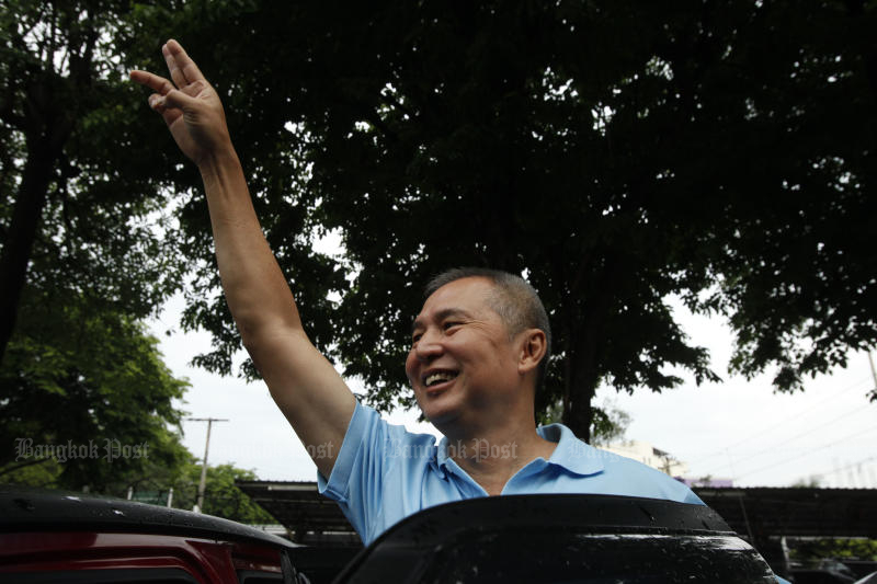 Somyot Prueksakasemsuk gestures to his supporters before going home after his release from Bangkok Remand Prison on Monday morning. (Photo by Pornprom Satrabhaya)