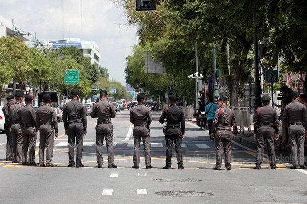 Bangkok police block off a street to contain a peaceful protest by members of the P-Move land rights advocacy group. The police did not attack the poor people on Wednesday. (Photos by Chanat Katanyu) Bangkok police block off a street to contain a peaceful protest by members of the P-Move land rights advocacy group. The police did not attack the poor people on Wednesday. (Photos by Chanat Katanyu)