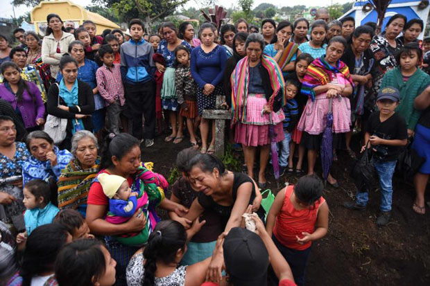 Relatives mourn during the funeral of 20-year-old Erick Rivas, a victim of the Fuego volcano eruption, in Alotenango municipality, Sacatepequez, about 65 km southwest of Guatemala City, on June 06, 2018. (AFP photo) Relatives mourn during the funeral of 20-year-old Erick Rivas, a victim of the Fuego volcano eruption, in Alotenango municipality, Sacatepequez, about 65 km southwest of Guatemala City, on June 06, 2018. (AFP photo)