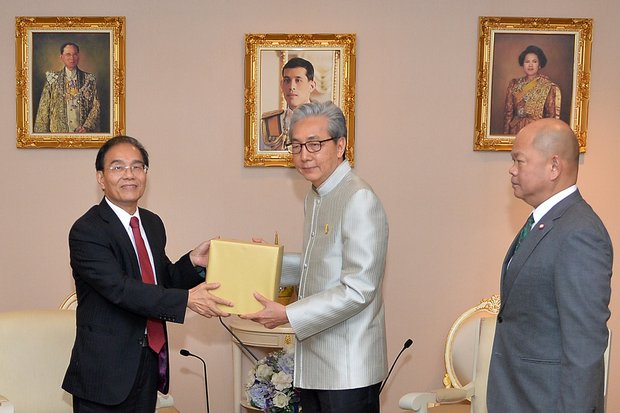 J.W. Tai (left), corporate executive vice-president of Hon Hai (Foxconn) and Deputy Prime Minister Somkid Jatusripitak (centre) exchanged gifts after talks on Wednesday. (Photo courtesy Government House)