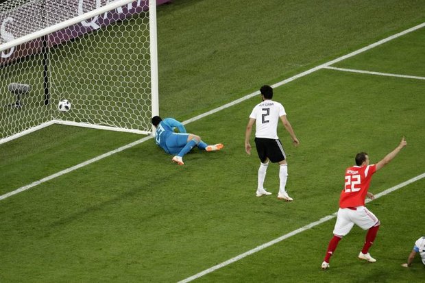 Russia beat Salah's Egypt, close to last 16