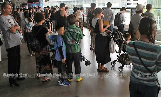 Passengers wait, and wait, at Siam station last Monday when signal malfunctions started causing delays to BTS skytrain services that continued all week. (Photo by Somchai Poomlard) Passengers wait, and wait, at Siam station last Monday when signal malfunctions started causing delays to BTS skytrain services that continued all week. (Photo by Somchai Poomlard)