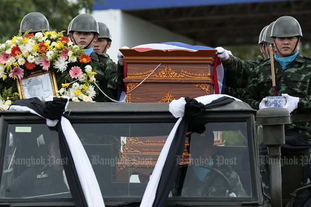 The body of Petty Officer 1st class Saman Gunan is taken by army convoy to Mae Fah Luang airport in Chiang Rai on Friday, from where it was taken to Sattahip district, Chon Buri, for religious rites. (Photo by Patipat Janthong)