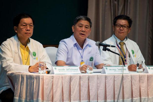 Dr Jessada Chokdamrongsuk (centre), permanent secretary for health, briefs the media on the condition of the first eight boys brought out of flooded Tham Luang cave, at Chiangrai Prachanukroh Hospital in Chiang Rai province on Tuesday. (AFP photo)