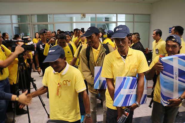 Bird's nest climbers who participated in the search-and-rescue operation at Tham Luang cave in Chiang Rai are welcomed at Hat Yai airport on Wednesday on their way back home to Koh Libong in Trang. (Photo by Assawin Pakkawan)