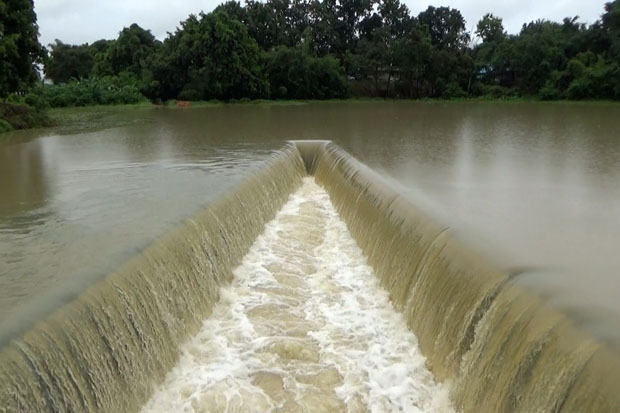 The 2-million-cubic-metre Huai Si Thon reservoir in Muang district, Kalasin, is overflowing after persistent rain brought by Tropical Storm Son-Tinh. (Photo by Yongyuth Phuphuangpet) The 2-million-cubic-metre Huai Si Thon reservoir in Muang district, Kalasin, is overflowing after persistent rain brought by Tropical Storm Son-Tinh. (Photo by Yongyuth Phuphuangpet)