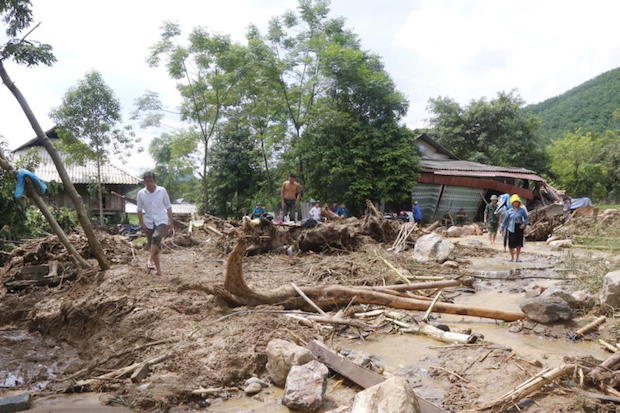 People clear debris in a village damaged by flash floods in Yen Bai, Vietnam, on Saturday. (EPA photo) People clear debris in a village damaged by flash floods in Yen Bai, Vietnam, on Saturday. (EPA photo)