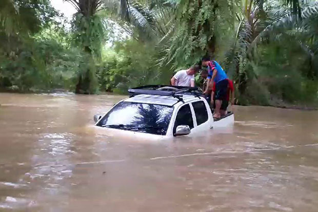 Foreign divers rescued after pickup swept into canal