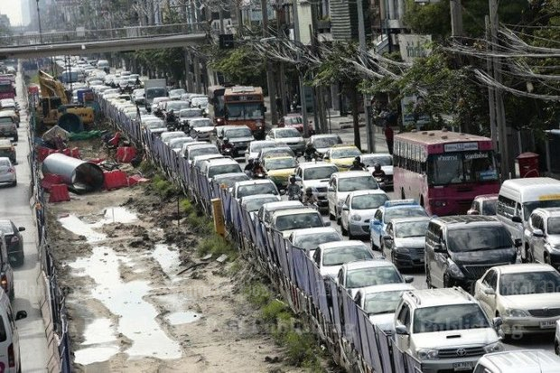 The gridlock conditions on Lat Phrao Road are forcing authorities to look at their traffic control plans. (File photo)