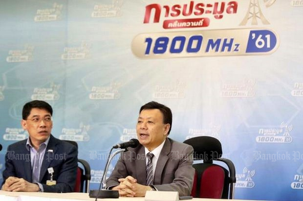 Once again, secretary-general Takogn Tantasith (at microphone) and the National Broadcasting and Telecommunications Commission (NBTC) failed to draw competition or actual bids for its spectrum auction. (Post Today photo)