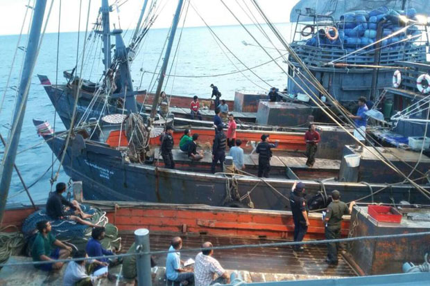 Thai officials arrest the crews of foreign fishing boats near Koh Lipe in Satun province in 2015. Three policemen from Satun have been temporarily discharged pending further investigation after being arrested by Malaysian authorities for alleged piracy after they apprehended a Malaysian fishing boat. (Navy photo) Thai officials arrest the crews of foreign fishing boats near Koh Lipe in Satun province in 2015. Three policemen from Satun have been temporarily discharged pending further investigation after being arrested by Malaysian authorities for alleged piracy after they apprehended a Malaysian fishing boat. (Navy photo)