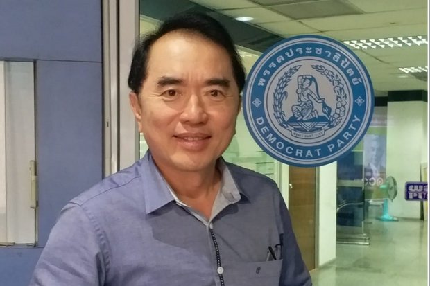 Ex-MP Warong Dechgitvigrom, seen here at a Democrat Party office, denies he is seeking party leadership on behalf of his stepfather, Suthep Thaugsuban. (Photo FB/warong.dechgitvigrom.7) Ex-MP Warong Dechgitvigrom, seen here at a Democrat Party office, denies he is seeking party leadership on behalf of his stepfather, Suthep Thaugsuban. (Photo FB/warong.dechgitvigrom.7)