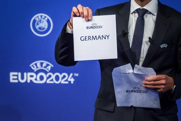 Uefa president Aleksander Ceferin shows the name of the winning country elected to host the Euro 2024 football tournament. (AFP photo) Uefa president Aleksander Ceferin shows the name of the winning country elected to host the Euro 2024 football tournament. (AFP photo)
