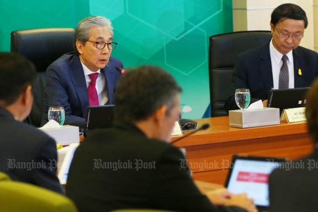 Deputy Prime Minister Somkid Jatusripitak (left), seen here chairing a meeting last week on Digital Thailand, has taken the lead in defending four partisan cabinet ministers against demands they show their spirit and resign. (Post Today photo)