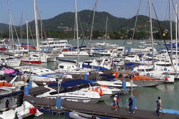 Tour boats remain docked in Phuket as local tour operators urge the government to improve safety standards to woo back Chinese visitors. (File photo)