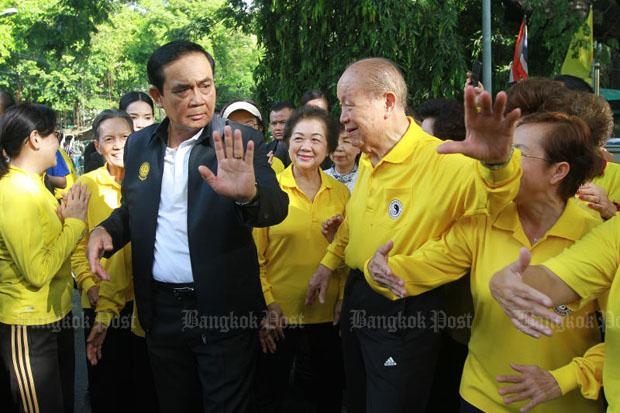 Prime Minister Prayut Chan-o-cha tries exercising based on Tai Chi martial arts when he meets people at the Lumpini public park in Bangkok on Friday morning. (Photo by Somchai Poomlard)