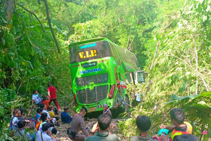 Bangkok Post - Bus plunges into ravine in Phetchabun, 48 hurt
