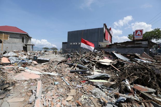 A general view of the Tsunami devastation on Talise beach, in Palu, Central Sulawesi, Indonesia, on Wednesday. (EPA photo) A general view of the Tsunami devastation on Talise beach, in Palu, Central Sulawesi, Indonesia, on Wednesday. (EPA photo)