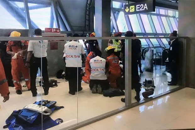 Medical staff give first aid to the German man after he fell from the fourth floor inside the passenger terminal at Suvarnabhumi airport on Thursday. He was later pronounced dead. Police are investigating.(Photo by Sutthiwit Chayutworakan) Medical staff give first aid to the German man after he fell from the fourth floor inside the passenger terminal at Suvarnabhumi airport on Thursday. He was later pronounced dead. Police are investigating.(Photo by Sutthiwit Chayutworakan)