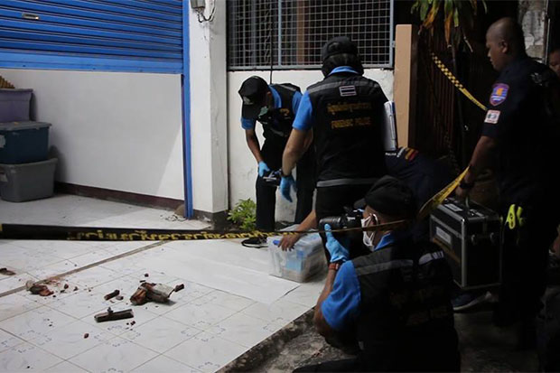 Forensic police collect evidence at the house in Khon Kaen, where an American retiree was found dead on Thursday night. Police are investigating the death. (Photo by Chakkrapan Natanri) Forensic police collect evidence at the house in Khon Kaen, where an American retiree was found dead on Thursday night. Police are investigating the death. (Photo by Chakkrapan Natanri)